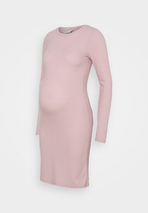 Abito midi a maniche lunghe e costine in rosa chiaro. Presenta una silhouette aderente con spacchi laterali per facilitare i movimenti, progettato per l'abbigliamento maternità.