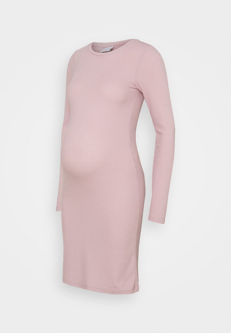 Vestido midi de manga larga y canalé en rosa suave. Presenta una silueta ajustada con aberturas laterales para mayor comodidad, diseñado para el uso durante el embarazo.