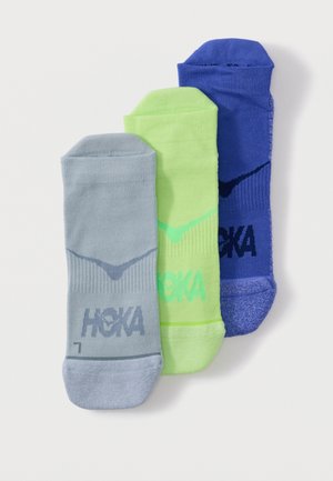 Trzy pary skarpetek za kostkę w kolorach: niebieskim, limonkowym i jasnoszarym, każda z logo marki HOKA.