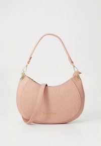 Rozā ādas rokassoma ar strukturētu virsmu, izliektu formu, zelta metāla detaļām un priekšpusē iespiestu zīmola nosaukumu. Komplektā ar plecu siksnu.