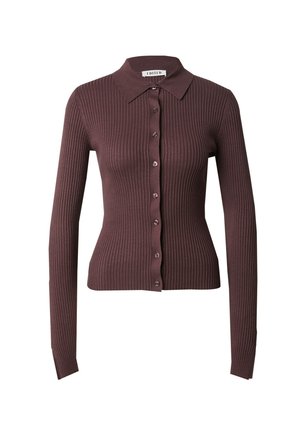 Bruine geribbelde gebreide cardigan met een kraag, lange mouwen en een voorste knoopsluiting met ronde knopen.