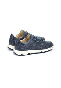 Zapatillas de cuero marino con diseño perforado, planta media blanca en contraste, punta redonda y detalles texturizados. Suela de goma durable.