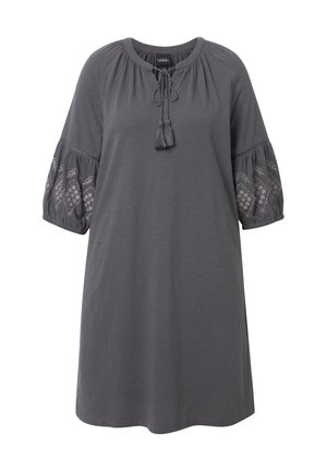 Robe tunique grise avec un col rond, des manches courtes bouffantes ornées de motifs brodés, et un cordon de serrage avec des accents à frange à l'avant.