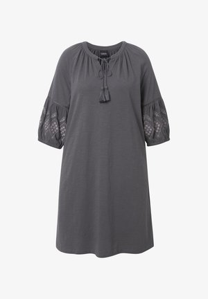 Szara sukienka tunikowa z okrągłym dekoltem, krótkimi bufiastymi rękawami z haftowanymi wzorami oraz sznurkiem ze zdobieniem w postaci chwostów z przodu.
