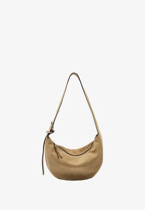 Torba typu hobo w kolorze jasnobrązowym z zamszu, o zaokrąglonym kształcie, z jednym paskiem na ramię, z zamknięciem na zamek błyskawiczny na górze, z ozdobnym akcentem na zamku.