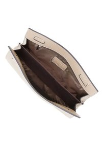 Beige läderhandväska med dragkedjestängning, med en mörkbrun fodrad insida och en slät yta. Inkluderar subtila varumärkesdetaljer på insidan.