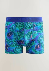 Kék boxeralsó, amit zöld és fekete foltok, stilizált állatok mintázata díszít, kék elasztikus derékpánttal, amire a "NEXT" felirat van ráírva.