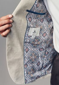 Thumbnail Image 6