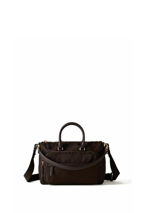Borsa a mano in pelle marrone con texture, con due manici, tasca frontale con zip e tracolla regolabile su sfondo bianco.