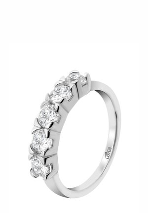 Silberring mit fünf runden Diamanten in einer geschwungenen Bandform mit flachen Kanten, polierter Oberfläche und dekorativen Krappenfassungen.