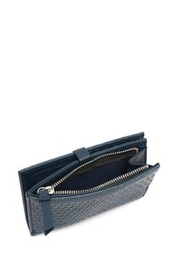 Tamsiai mėlyna odinė piniginė su austiniu raštu, užtrauktuku uždaromomis kišenėmis ir užsegimu snapu. Viduje yra švelnus audinio pamušalas.