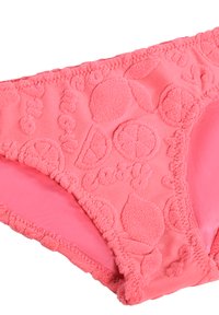 Růžové bikiny s texturovanými ovocnými motivy a zvlněnými okraji. Vyrobeno z elastického materiálu s hladkým vnitřním podšívkou.