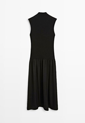 Ärmelloses schwarzes Midikleid mit enganliegendem, geripptem Oberteil und gerafftem Rock, flach liegend vor weißem Hintergrund dargestellt.