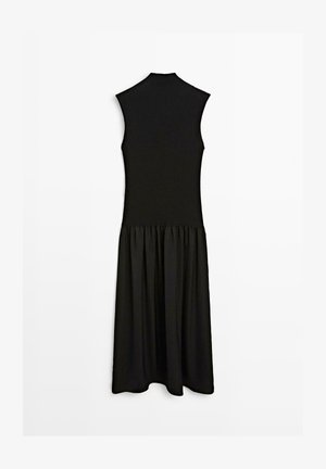 Ärmelloses schwarzes Midikleid mit enganliegendem, geripptem Oberteil und gerafftem Rock, flach liegend vor weißem Hintergrund dargestellt.