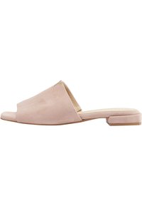 Sandsandaler i støvet lyserød ruskind med åben tå og lav blokhæl. Glat overflade og minimalistisk design med en buet overdel.