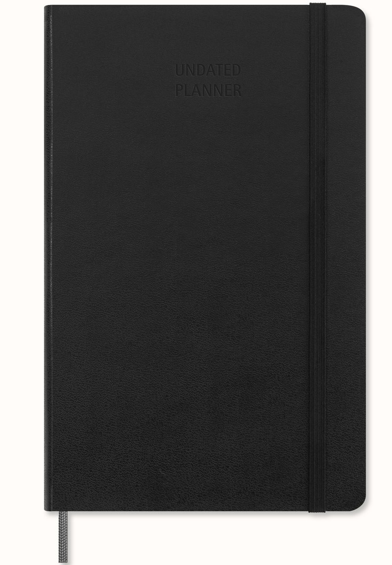 Svart odaterad planeringsbok med texturerat omslag, elastiskt band för stängning, präglad text "Odaterad planeringsbok" på framsidan och rundade hörn.