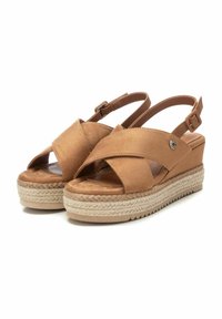 Sandali con zeppa in suede marrone, con una suola intermedia in juta intrecciata, design con cinghie incrociate e cinturino alla caviglia regolabile per una vestibilità sicura.