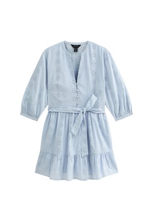 Vestido azul claro con mangas de 3/4, patrón de flores en forma de ojales, escote en V, cintura elástica y un dobladillo con volantes. Incluye un cinturón a juego.
