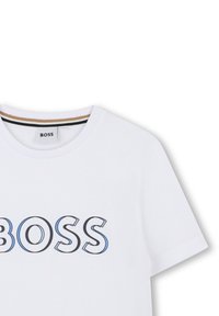Witte katoenen T-shirt met een ronde halslijn en korte mouwen, voorzien van een zwart en blauw logo-opdruk "BOSS" aan de voorkant.