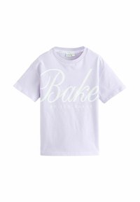Levanduľové bavlnené tričko s krátkymi rukávmi, ktoré má na prednej strane výrazný biely grafický nápis "Bake by Ted Baker."