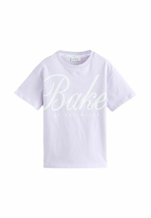 Levanduľové bavlnené tričko s krátkymi rukávmi, ktoré má na prednej strane výrazný biely grafický nápis "Bake by Ted Baker."