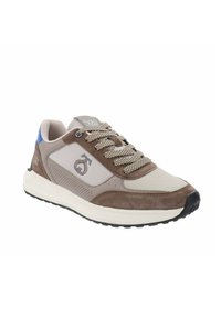 Sneaker sportivo con una combinazione di suede marrone e rete beige. Presenta accenti testurizzati, stringatura frontale e un dettaglio blu sul tallone.