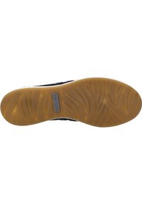 Suola di una scarpa nera con un motivo testurizzato. Presenta una suola in gomma marrone chiaro e un'etichetta del marchio metallica.
