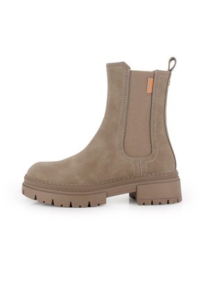Bota beige de tobillo con un acabado de ante suave, paneles elásticos laterales, costuras de contraste y una suela de goma gruesa y texturizada.