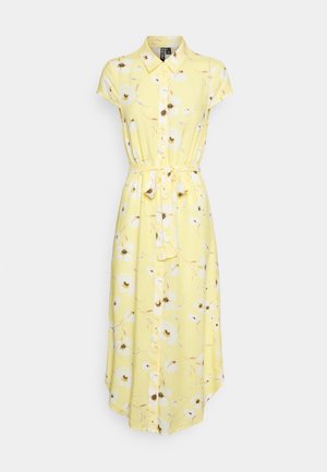 Gelbes Blumenkleid mit kurzen Ärmeln, Knopfleiste, tailliertem Schnitt und einem Bindegürtel. Der Stoff hat eine leichte Textur und ein Blumenmuster.