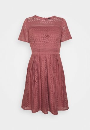 Kurzarm Spitzenkleid in Staubrosa mit tailliertem Schnitt, rundem Ausschnitt und filigranen Blumen- sowie geometrischen Mustern.