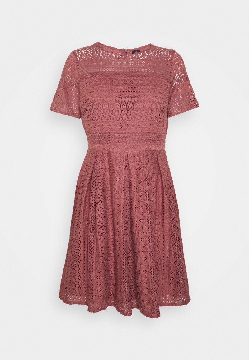 Robe en dentelle rose poudré à manches courtes, taille cintrée, encolure ronde, avec des motifs floraux et géométriques complexes.