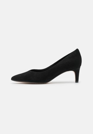 Escarpin en daim noir pour femme à talon bas, bout pointu et talon bloc fin, présenté de profil sur fond blanc.