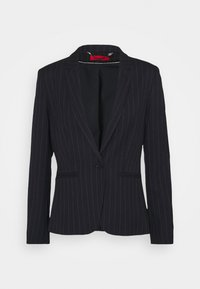 Czarna, prążkowana, dopasowana marynarka z pojedynczym zapięciem na guzik, wciętymi klapami i dwoma przednimi kieszeniami z patkami, prezentowana na jednolitym tle.