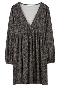 Czarna sukienka z głębokim dekoltem w serek, długimi bufkami i marszczonym pasem. Posiada białe kwiatowe wzory na całej powierzchni. Wykonana z lekkiego materiału.
