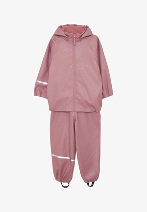 Combinaison de pluie rose imperméable avec une texture brillante, dotée d'une capuche, de poignets élastiques et d'accents réfléchissants sur les manches et les jambes.