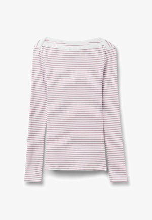 Weißes, langärmliges, geripptes Shirt mit dünnen, horizontalen roten Streifen und einem weiten, abgerundeten Ausschnitt.