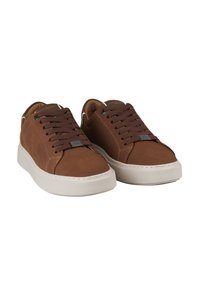 Sneaker basse in pelle marrone con lacci abbinati e suole in gomma bianca, vista frontale su uno sfondo bianco.