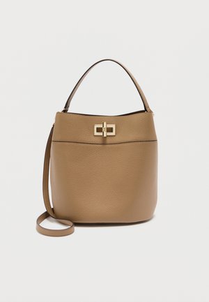 Sac à main en cuir texturé marron moyen avec une poignée supérieure, une fermeture à tourniquet rectangulaire dorée et une bandoulière amovible.