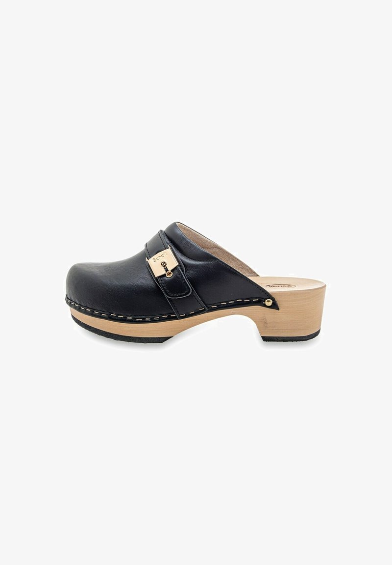 Sorte lædertræsko med en træ-mellemsål, prydet med en dekorativ spænde og syninger langs kanten. Flad gummisål.