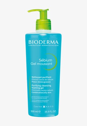 Bioderma Sébium Gel Moussant dans un flacon en plastique turquoise avec une pompe verte. L'étiquette comprend le nom du produit et indique qu'il est destiné aux peaux mixtes à grasses.