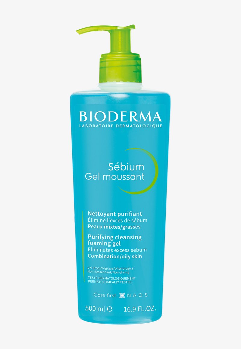 Bioderma Sébium Gel Moussant dans un flacon en plastique turquoise avec une pompe verte. L'étiquette comprend le nom du produit et indique qu'il est destiné aux peaux mixtes à grasses.