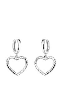 Silverhängeörhängen med snurrade öppna hjärtformade hängen hängande från varje hängsmycke, mot en vit bakgrund.