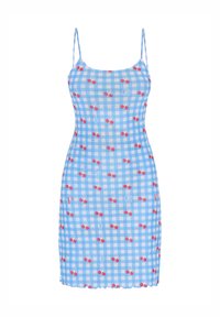 Rochie din gingham albastru cu motive de cireșe, având bretele subțiri și un design strâmt, tiv ondulat și accente subtile de literă.