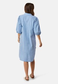 Abito a righe blu e bianche con maniche a sbuffo, design fino al ginocchio, realizzato in tessuto leggero, con colletto e tasca laterale.