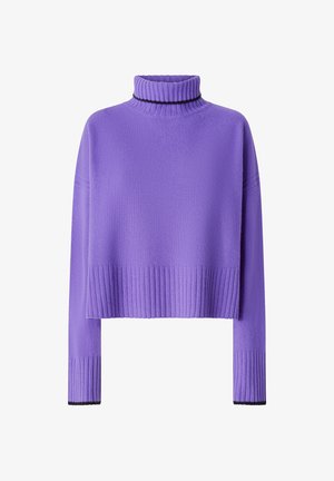 Ljubičasti pulover s visokim ovratnikom od mekog pletiva, s krojenjem koje je skraćeno, rebrastim manžetama i kontrastnom crnom prugom oko ovratnika.