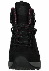 Czarne buty trekkingowe wykonane z zamszu i siateczki, z różowymi i czarnymi sznurówkami, gumową podeszwą oraz wzmocnionymi oczkami. Posiadają wyściełany kołnierz.