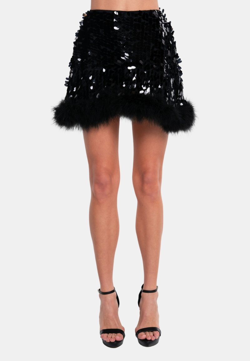 Schwarzer Pailletten-Minirock mit flauschigem schwarzen Besatz. Besitzt ein figurbetontes Design mit glänzender Textur, das die geschichteten Pailletten betont.