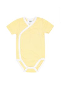Gelbes Baumwoll-Shortsleeve-Bodysuit mit weißem Saum, Wickeldesign und kleiner Brusttasche. Mit Druckknopfverschlüssen am Boden.