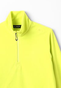 Suéter de forro polar neon amarillo brillante con un cuello alto y cremallera de cuarto. Presenta una textura suave y un sutil logo en el hombro.