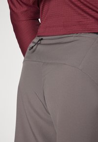 Adidas Terrex TERREX MULTI TRAIL RUNNING SHORTS - Pantalón corto de deporte - charcoal